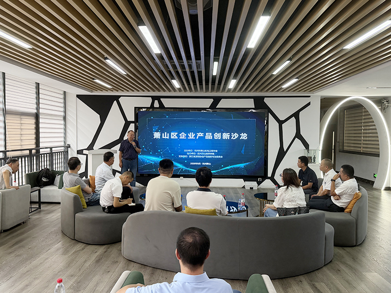 1788169462983448.jpg 主持人.jpg